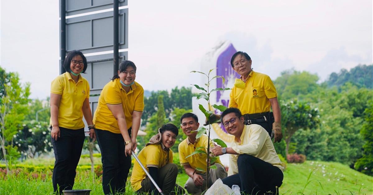 รองศาสตราจารย์ ดร.ชยันต์ บุณยรักษ์ คณบดีคณะวิทยาศาสตร์ พร้อมด้วยคณะผู้บริหาร และเจ้าหน้าที่ ร่วมกันปลูกต้นมณฑาทิพย์ ต้นไม้ประจำคณะวิทยาศาสตร์